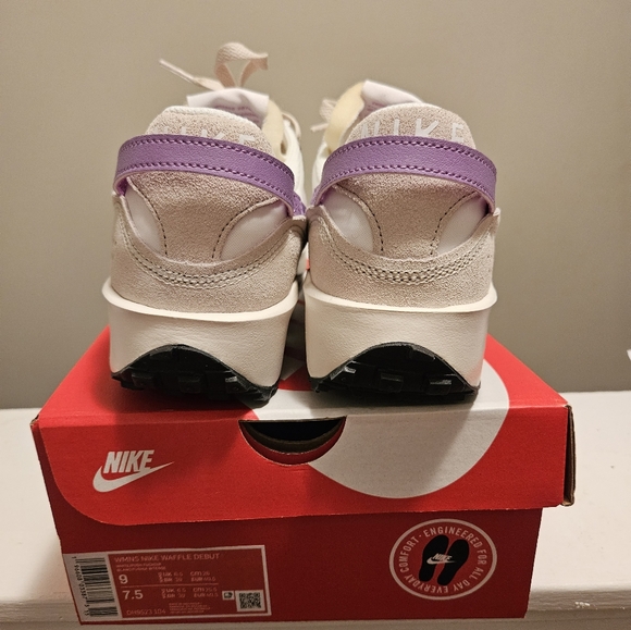 New in Box - Women Nike Waffle Debut shoes. Size 9 - Picture 4 of 5